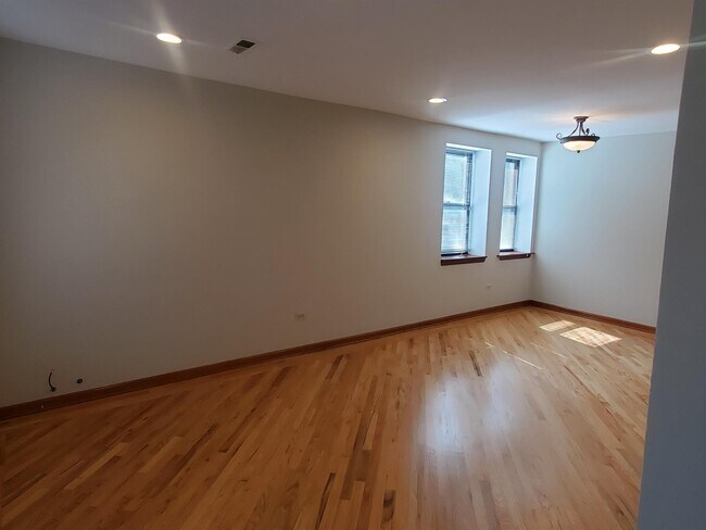 Building Photo - 1370 N Dean St