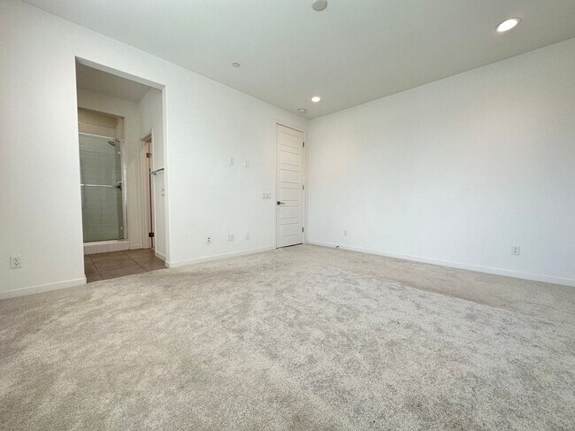 Foto del edificio - 4 Bedroom home for leasing in Irvine