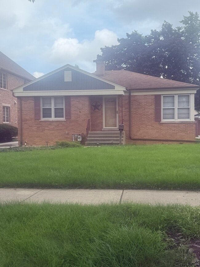 Building Photo - 479 N Elm Ave
