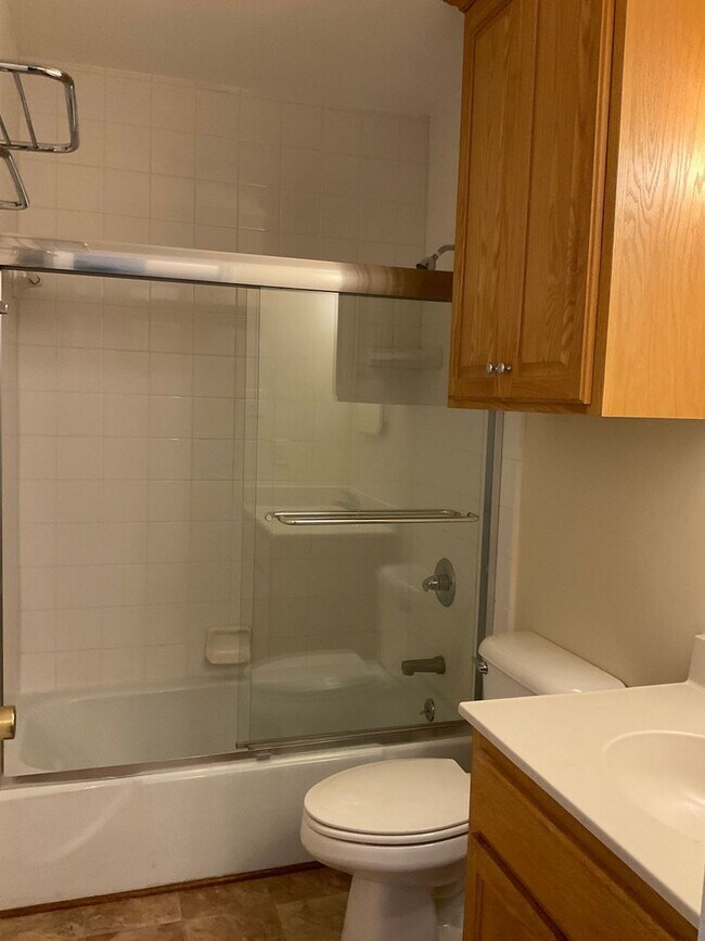 Foto del edificio - Spacious 2 Bedroom Apartment Available Now!