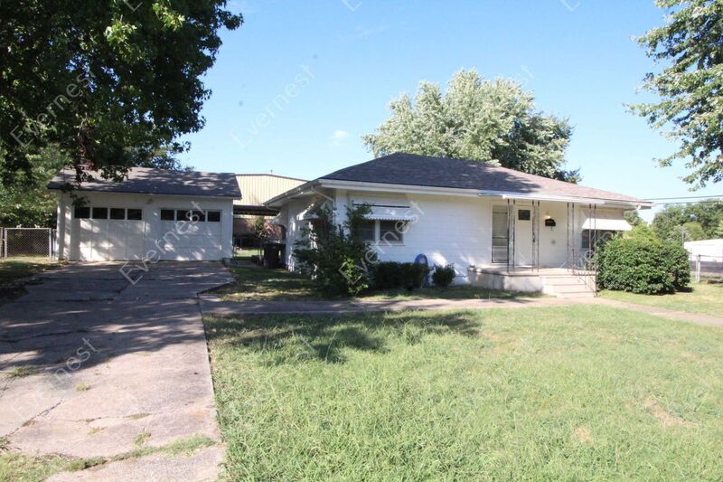 Primary Photo - 133 E Maple St