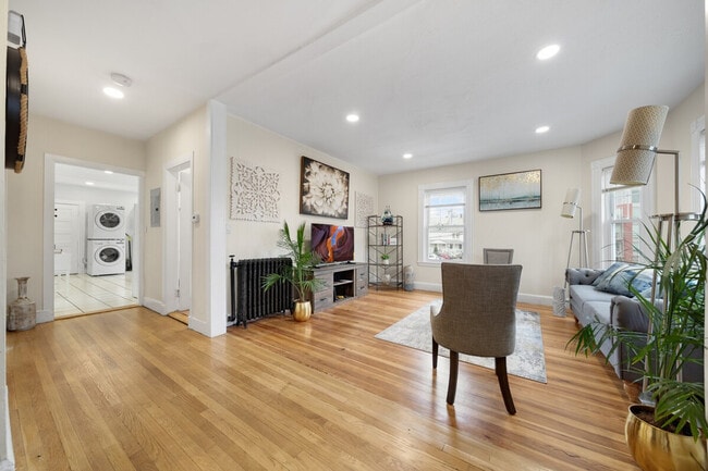 Building Photo - 503 Western Ave