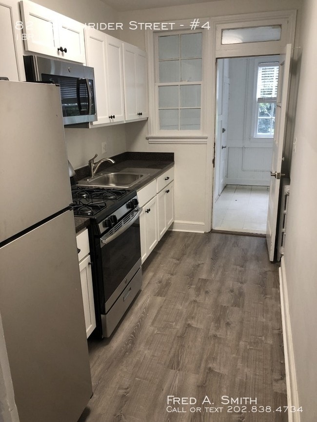 One Bedroom Plus Den Apartment Available Now! Apartment