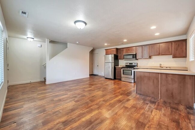 Building Photo - Awesome 2 Story Townhome in Vineyard with ...