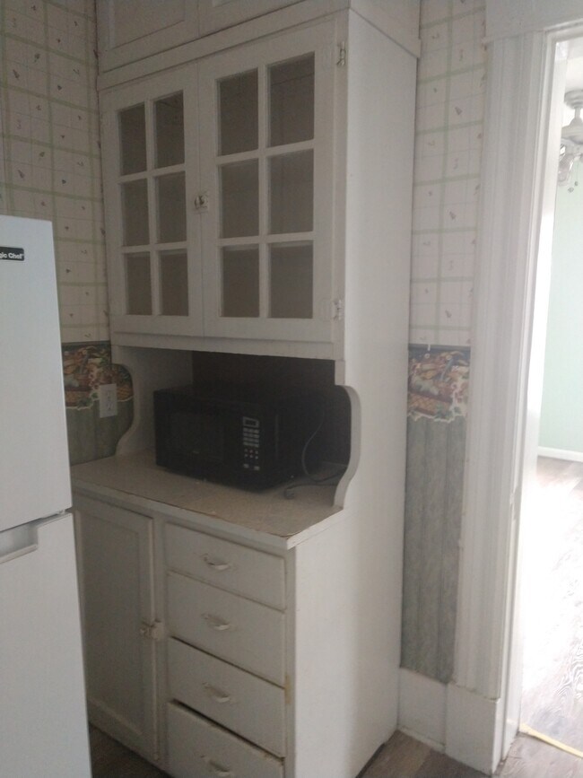 Todos los electrodomésticos y microondas incluidos. - 341 Keyes Ave