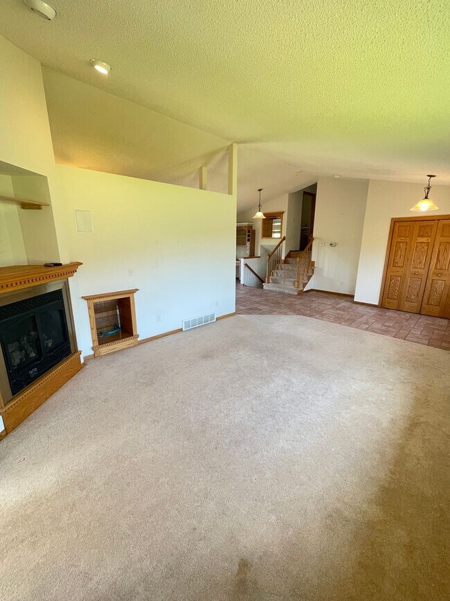 Building Photo - AVAILABLE NOW - 4 Bed, 3.5 Bath Home in He...