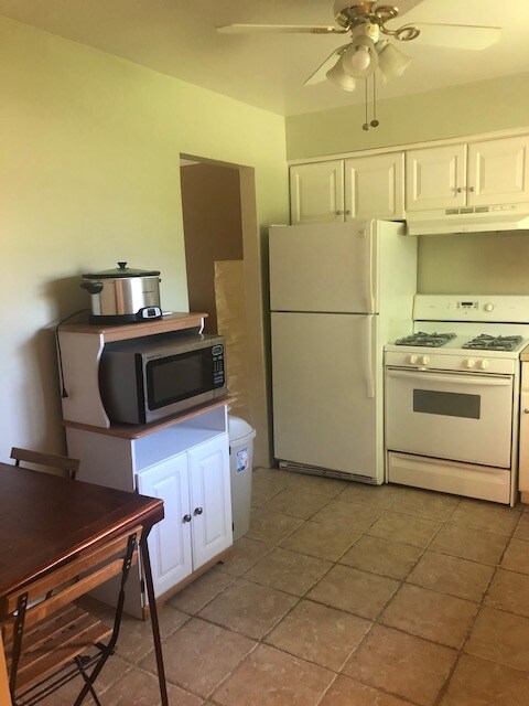 Building Photo - 447 N Fox Hills Dr