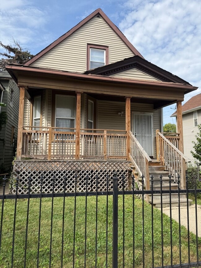 Building Photo - 1030 N Parkside Ave