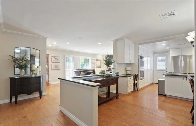 Foto del edificio - Huntington Beach Home with Massive Curb Appeal!