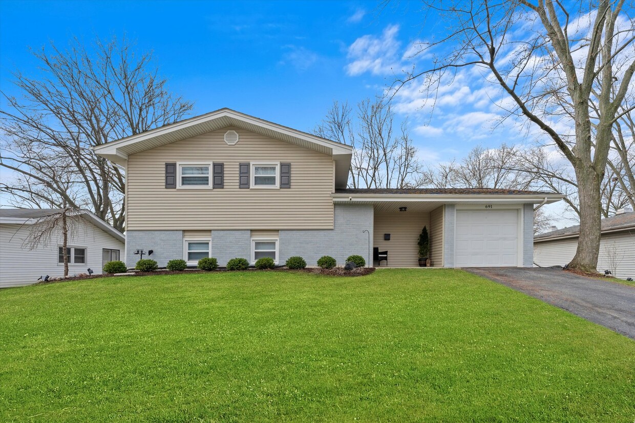 Primary Photo - 691 W Berkley Ln