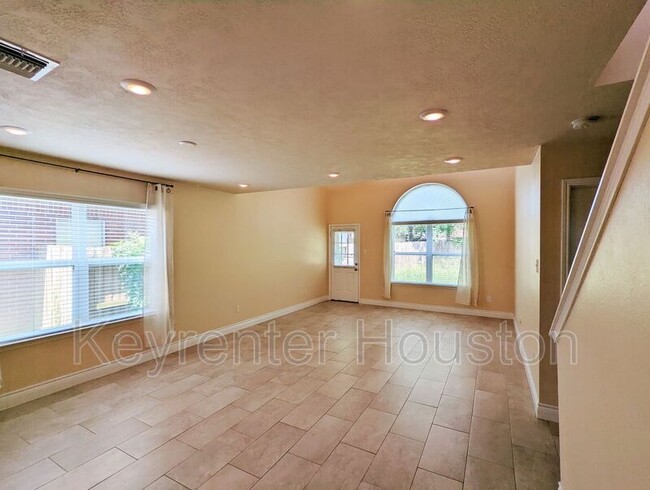 Foto del edificio - 8815 Lyndonnille Falls Ln