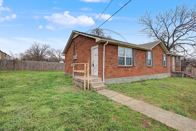 Building Photo - 2505 Highland Trace Dr