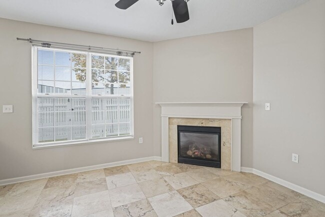 Building Photo - Beautiful 3 Bedroom Condo Available Now!