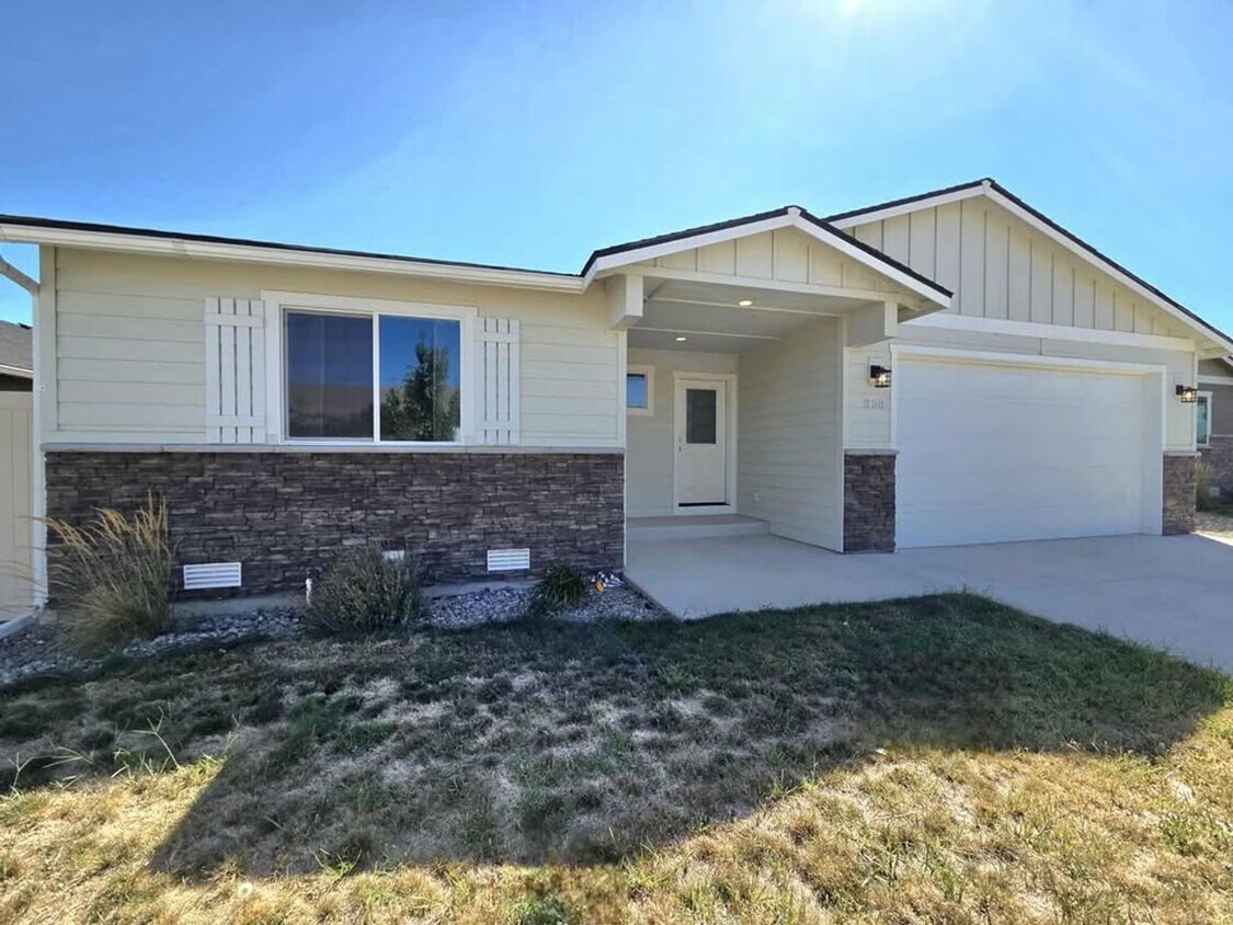 Foto principal - New Construction Three Bedroom Two Bath Ra...