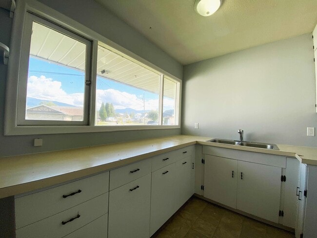 Building Photo - 37 Kechika St