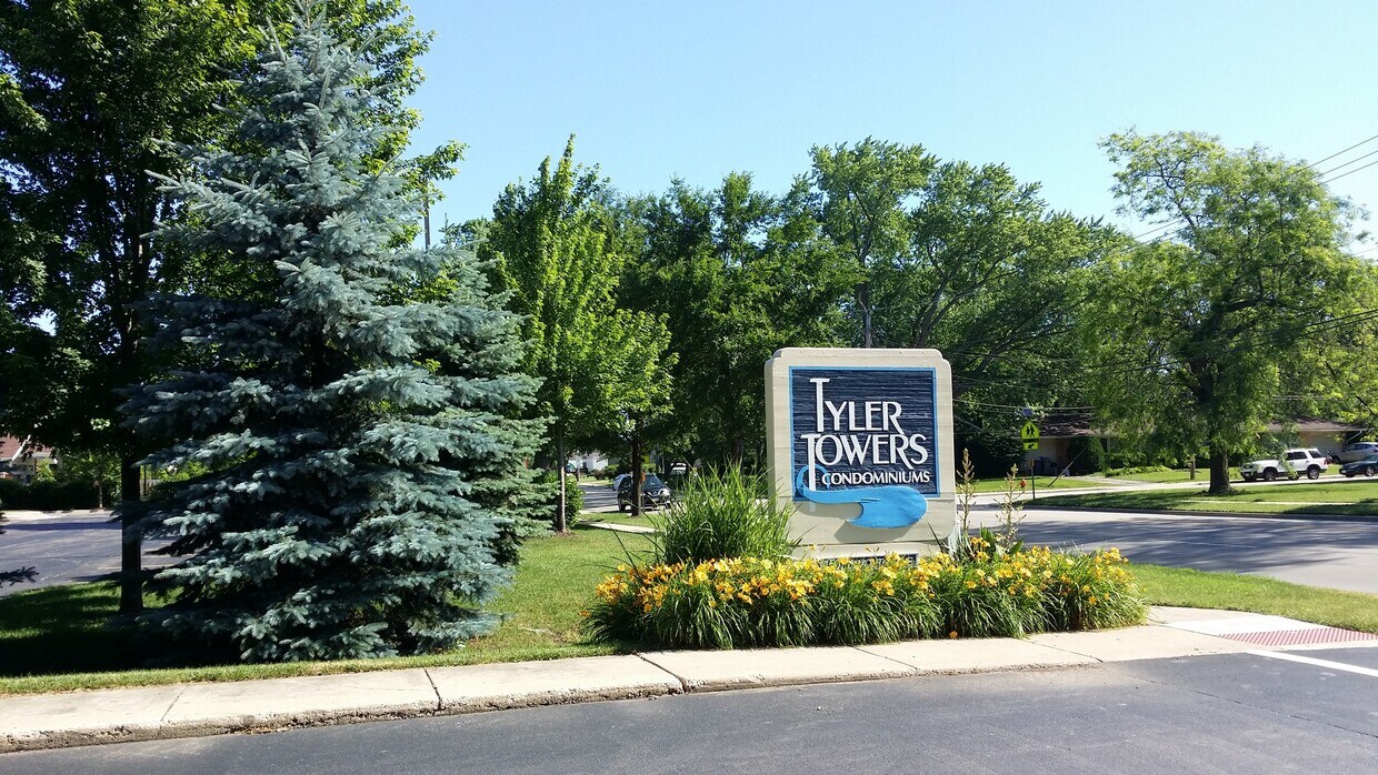 Condo Entrance - 1450 Plymouth Ln