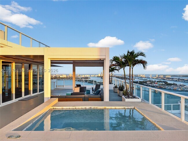 Building Photo - 2020 N Bayshore Dr