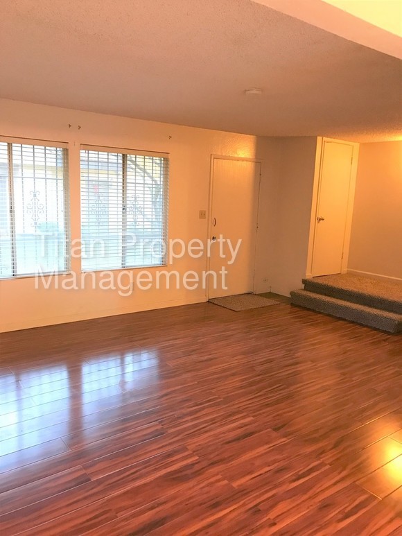 Building Photo - 8861 La Riviera Dr