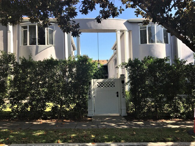 Building Photo - 1242 N Laurel Ave