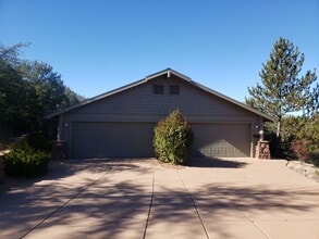 Building Photo - 904 S Lakeview Dr