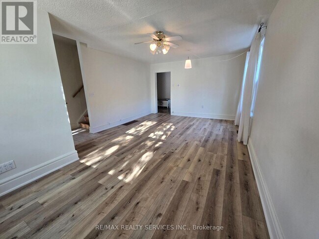 Building Photo - 82 Rosedale Ave W