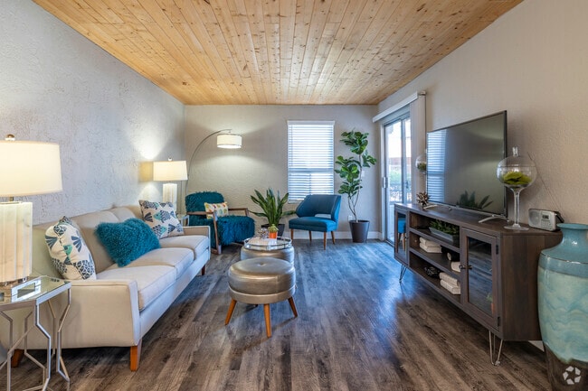 1BR, 1BA - 676SF - Living Room - The Icon on Central