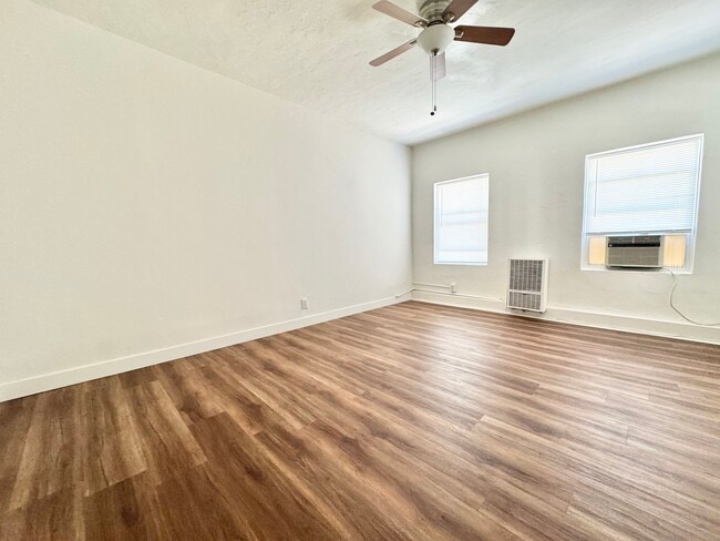 Building Photo - 802 N Las Palmas Ave