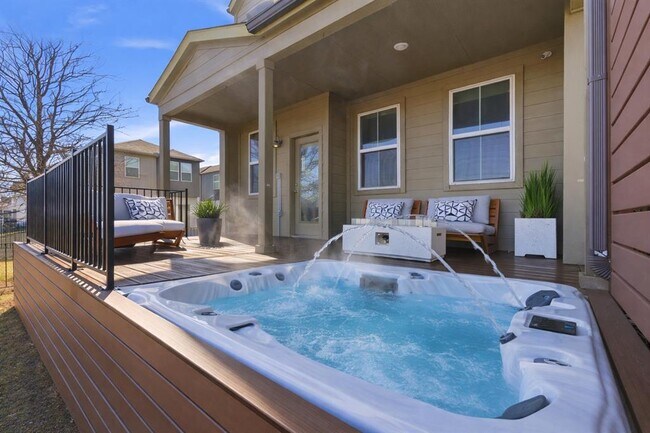 Foto del edificio - 7120 Silver Star Ln