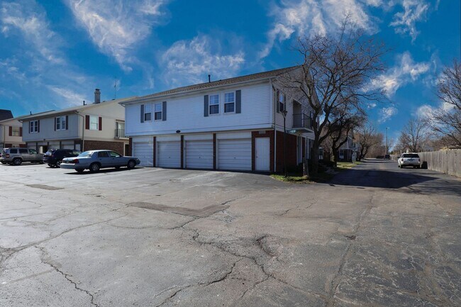 Building Photo - Lakefront view with 2 bd and 1 ba
