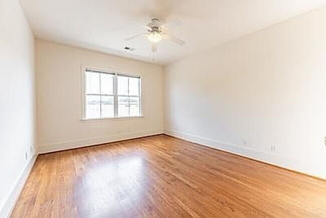 Foto del edificio - Spacious 3-Bedroom Apt on Cary St.