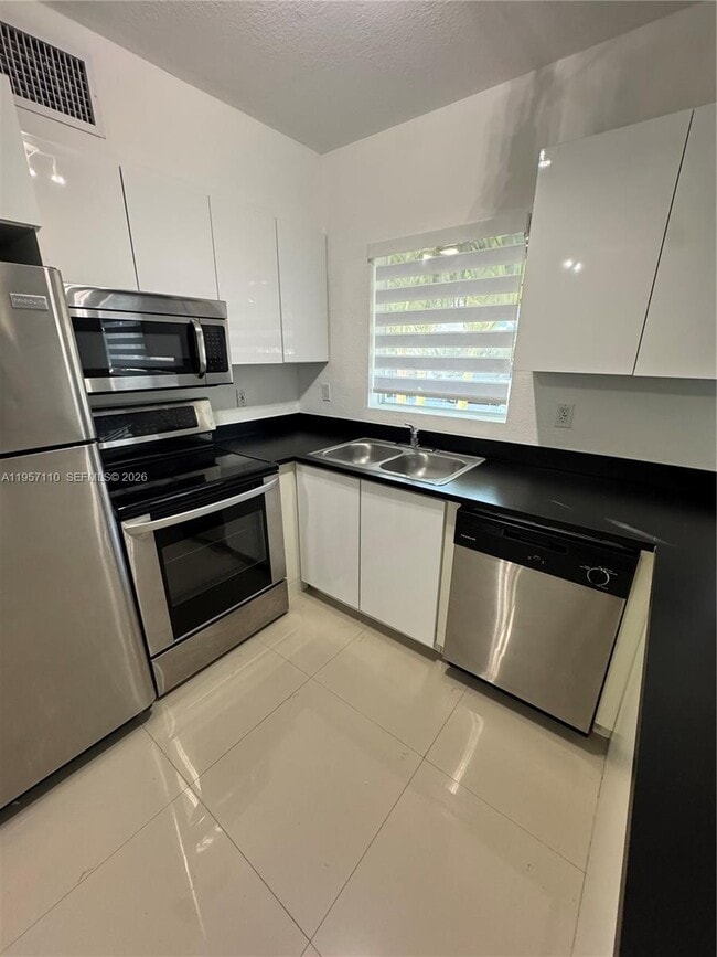 Foto del edificio - 8035 Crespi Blvd