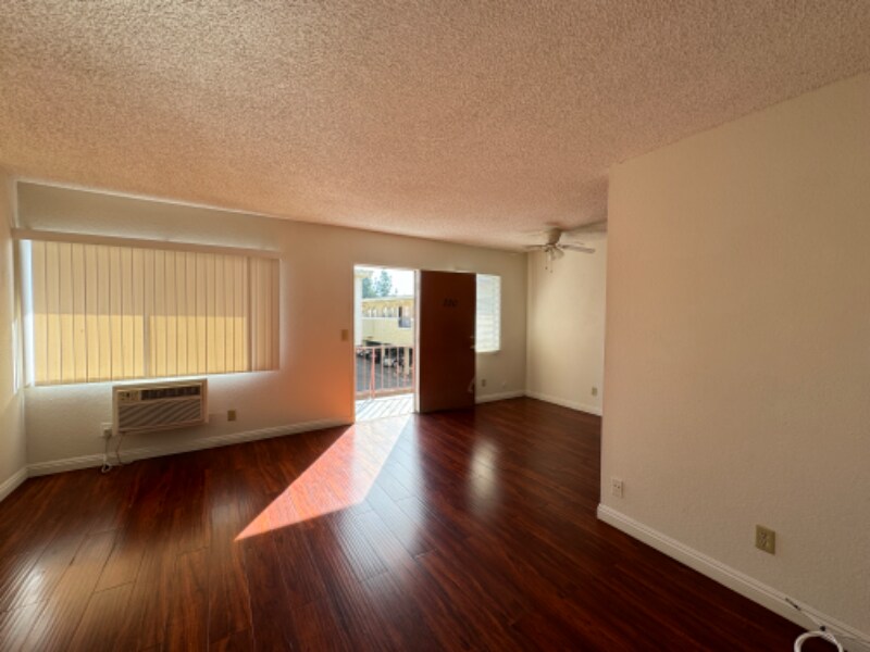 Foto principal - 18416 Halsted St