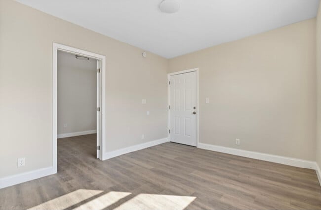 Building Photo - 474 1/2 E Norwich Ave