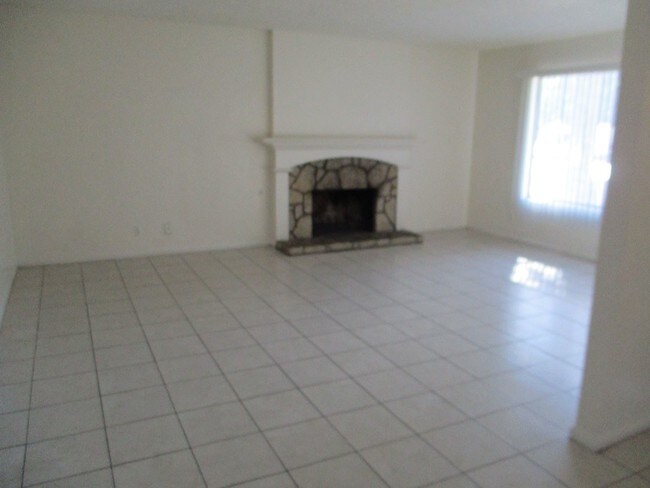 Foto del edificio - 3 br, 2 bath Apartment - 2852 E KAREN AVE #1