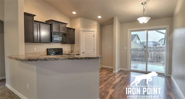 Building Photo - 3bed/2bath w/bonus room, 3 car garage, spl...