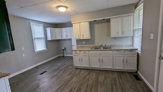 Building Photo - 5 Bedroom 2 Bathroom House!
