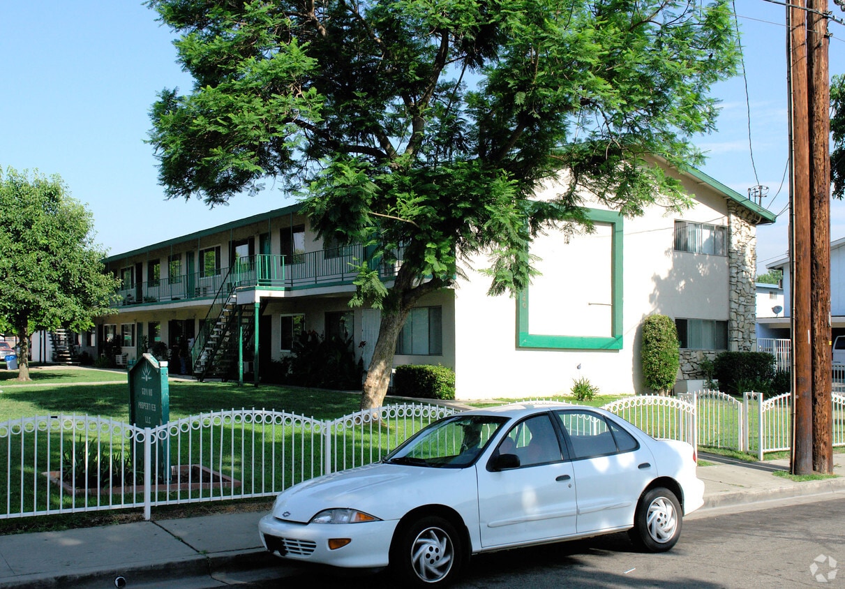 Building Photo - 10340 Vernon Ave