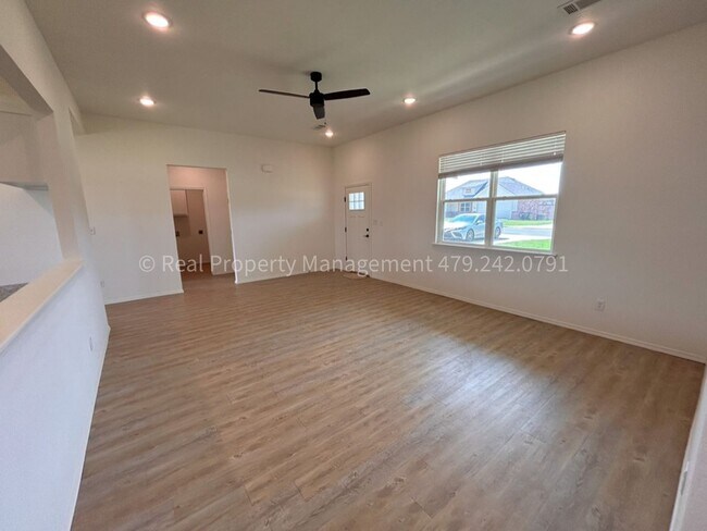 Foto del edificio - COMING IN JULY! GORGEOUS home in Pocola 3 ...
