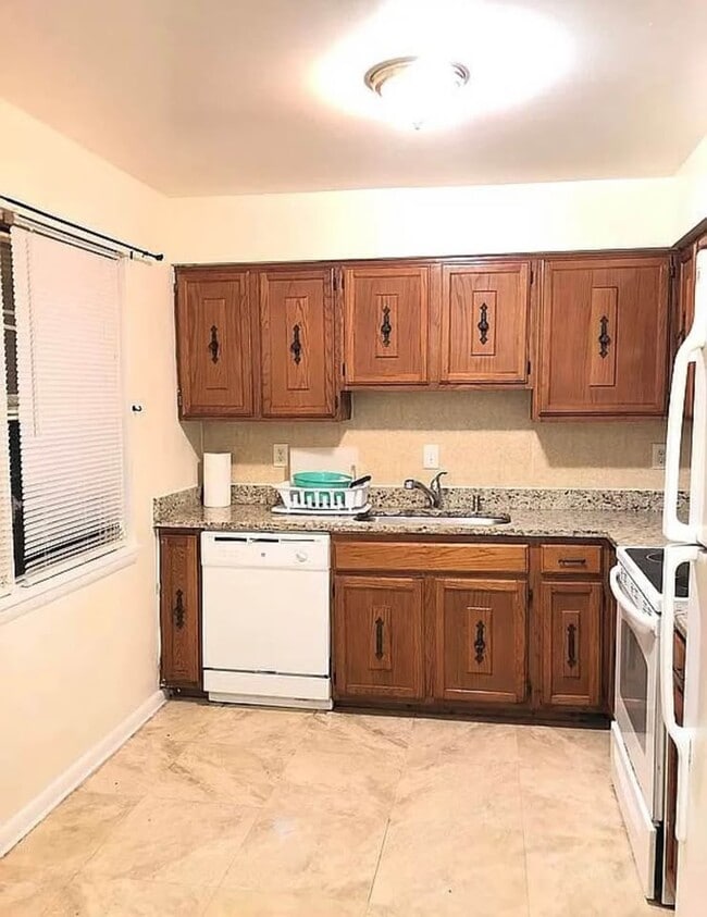 Building Photo - 1927 Fort Monroe Ct