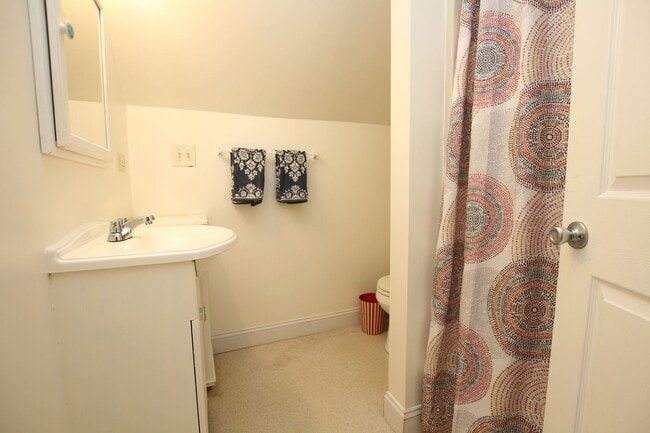 Building Photo - Garage apartment located close to area sho...