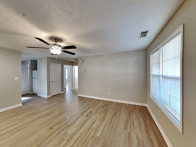 Building Photo - 546 Baron Dr