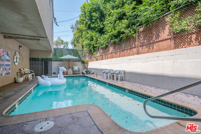 Foto del edificio - 4544 Colbath Ave