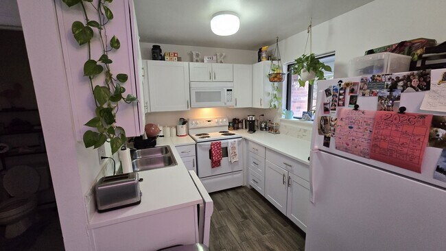 Building Photo - Renovated 2-Bedroom Condo Near CU