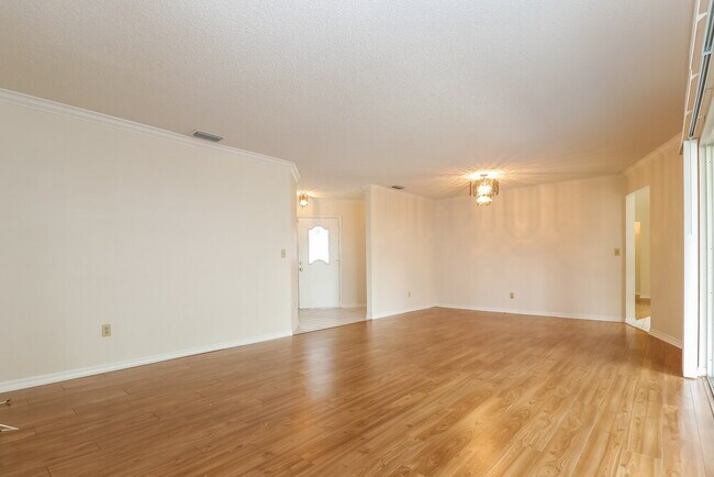 Foto del edificio - 9132 Hawkins Ct