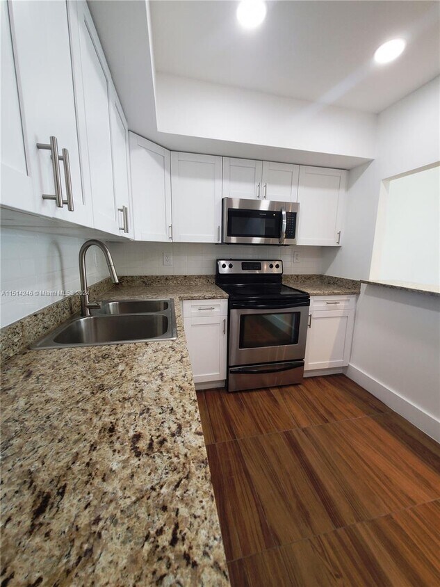 Foto principal - 19380 Collins Ave