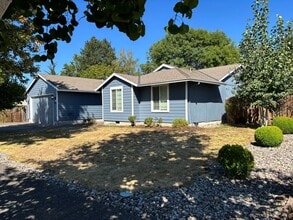 Building Photo - 2216 SE Lewellyn Ave