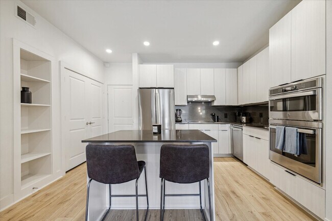 Foto del edificio - 2221 W Dallas St