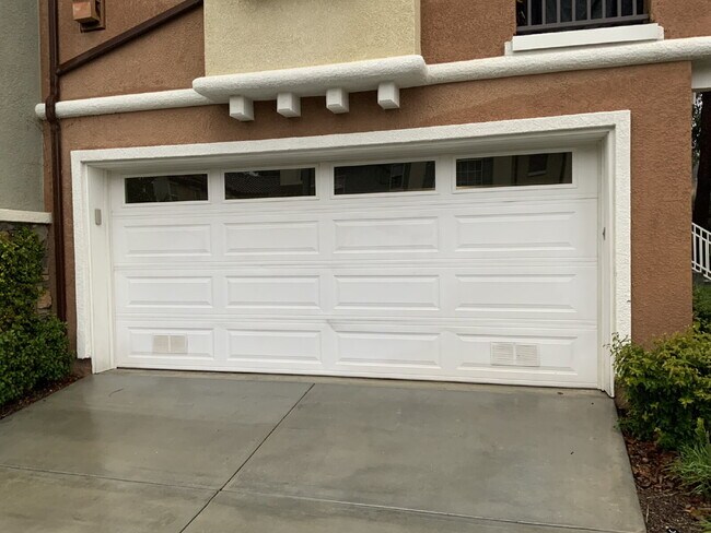 Foto del edificio - Beautiful Valencia Townhome in the Highly Desirable Village Walk Community