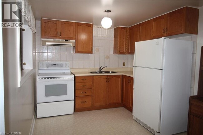 Building Photo - 144 Huntingwood Ave