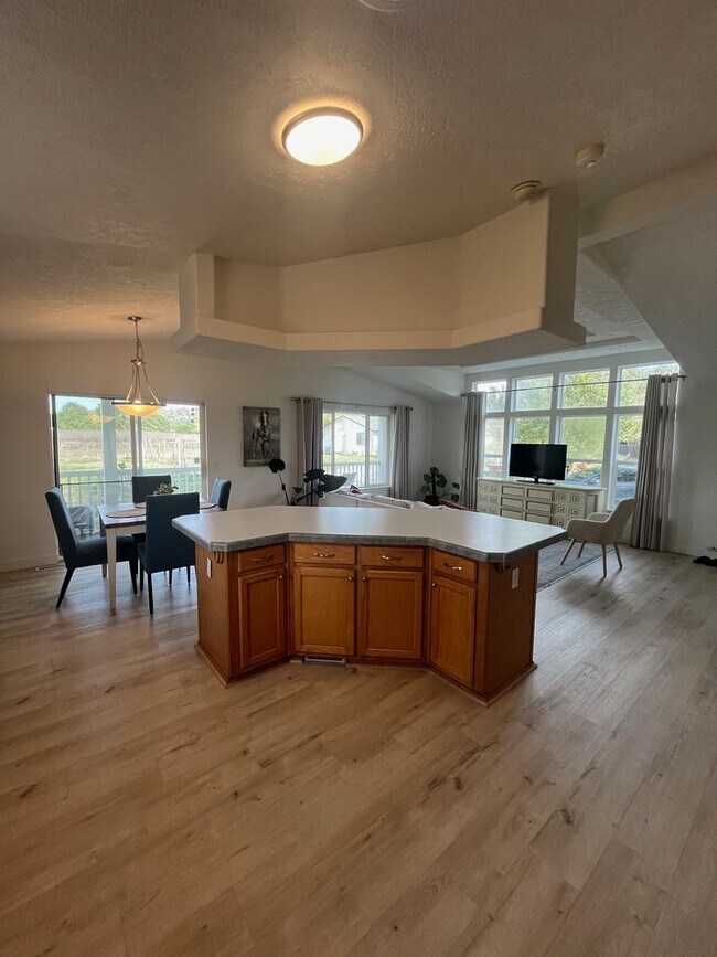 Building Photo - Single Level 3 Bedroom 2 Bathroom Home loc...